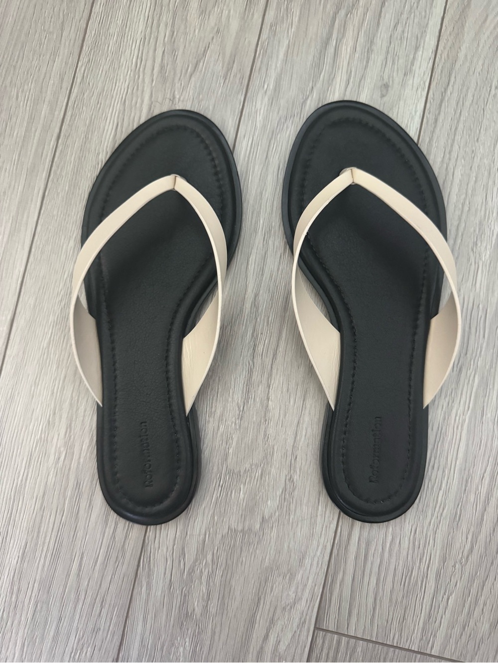 Reformation Jessie thong sandal W8 almond and black